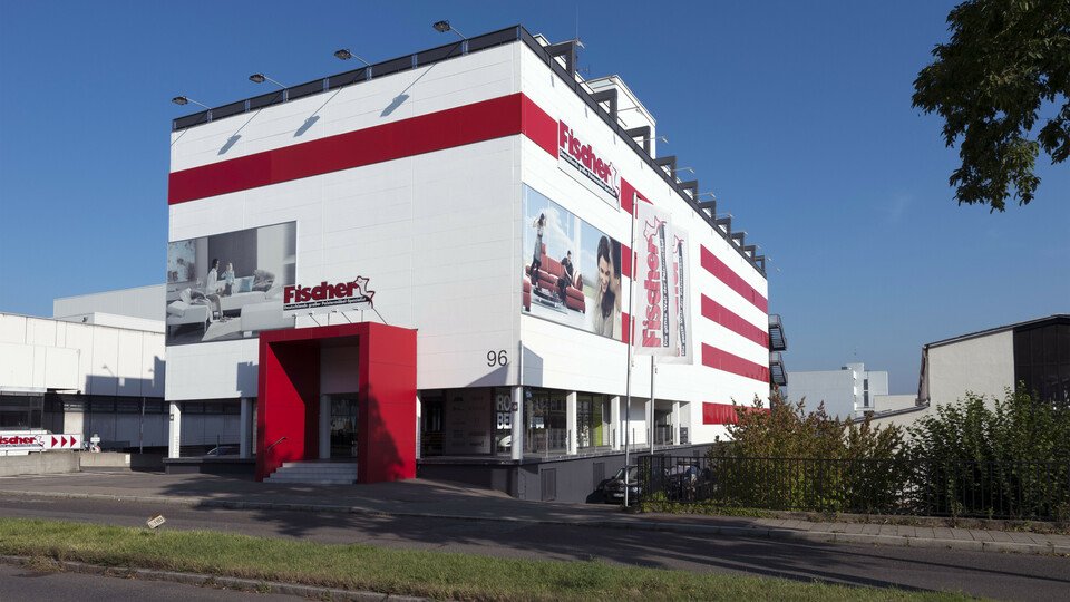 Großer weißer Möbelmarkt mit roter Fassade.