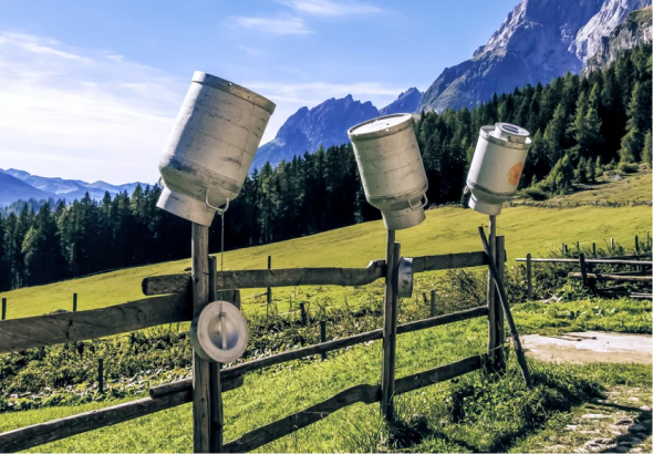 Berglandschaft mit Berghütte und Zählern.