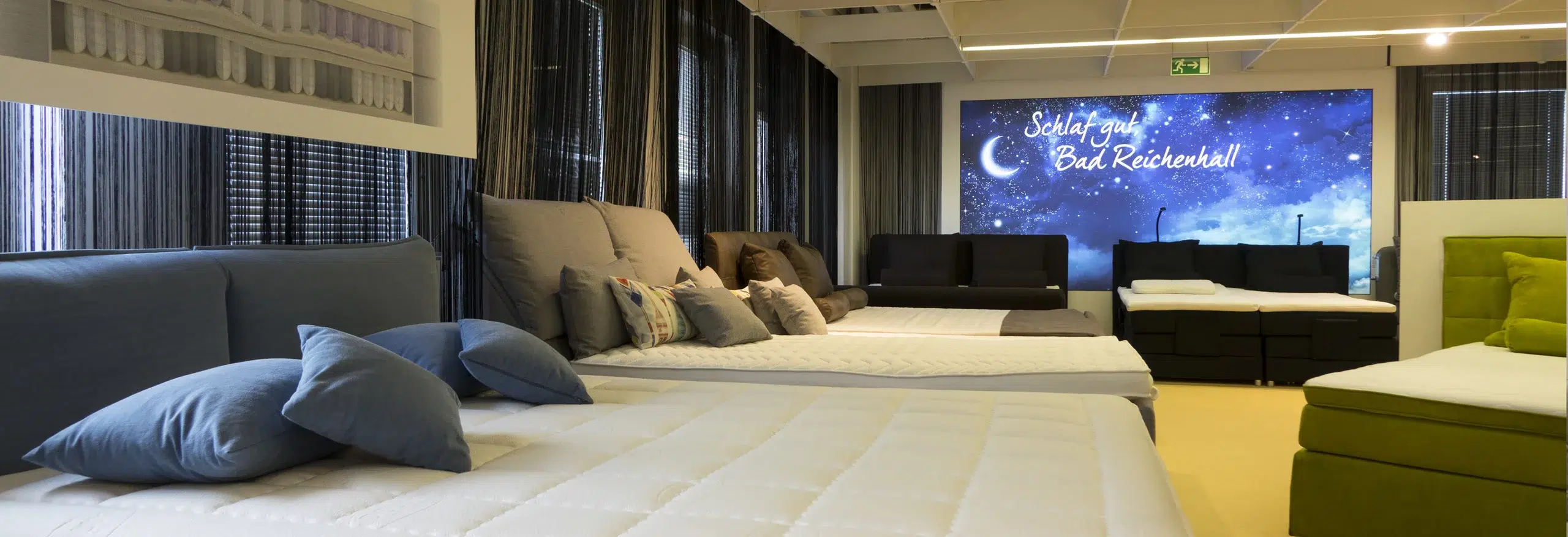 Modernes Hotelzimmer mit Bett und Sofas.