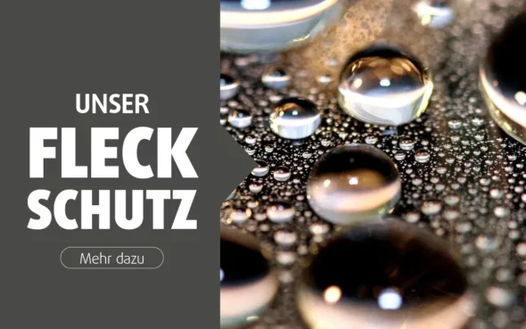 Wassertropfen auf gl&auml;nzendem schwarzem Hintergrund.