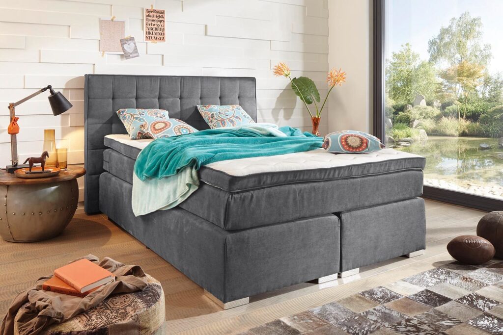 Graues Boxspringbett in einem Schlafzimmer