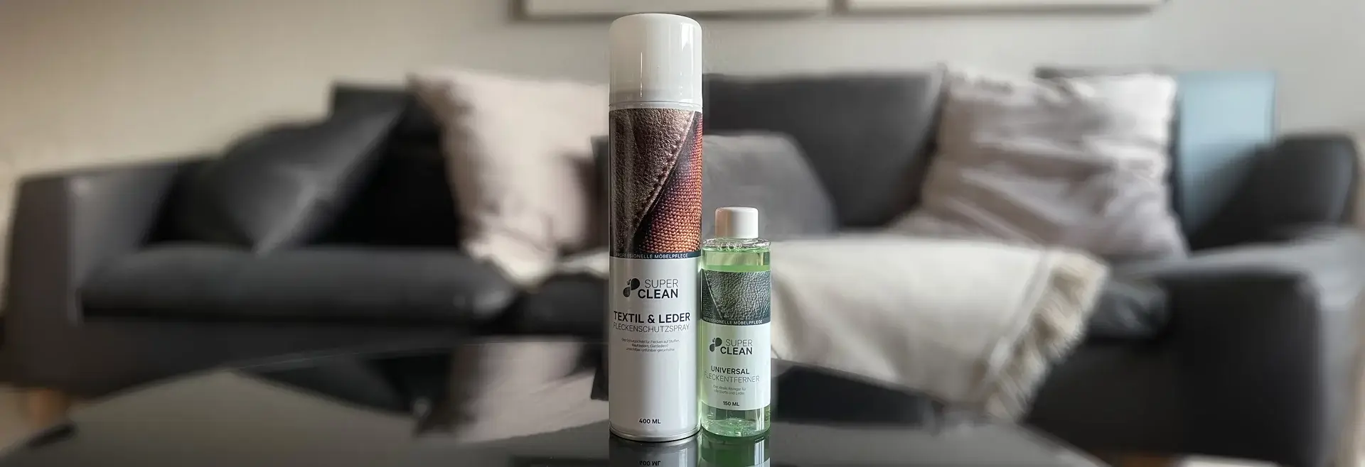 Textil- und Lederpflege-Produkte auf Couch.