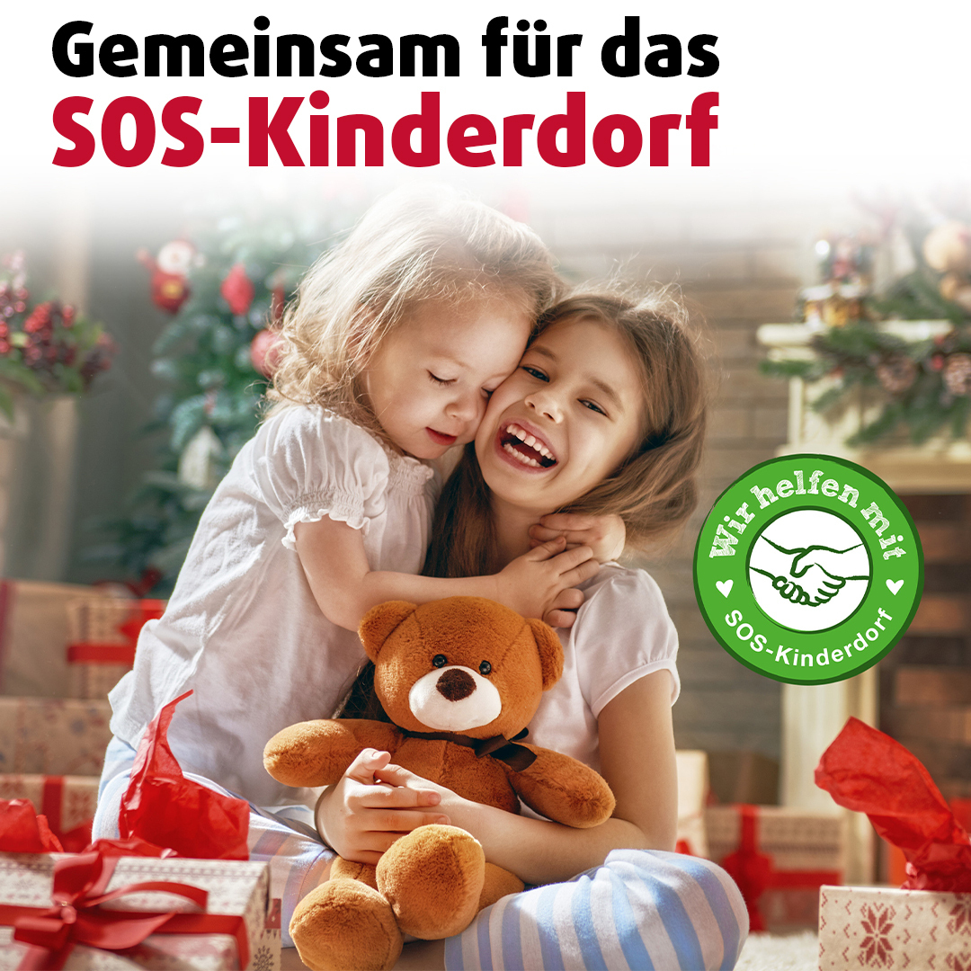 Zwei lächelnde Mädchen kuscheln mit Teddybär.