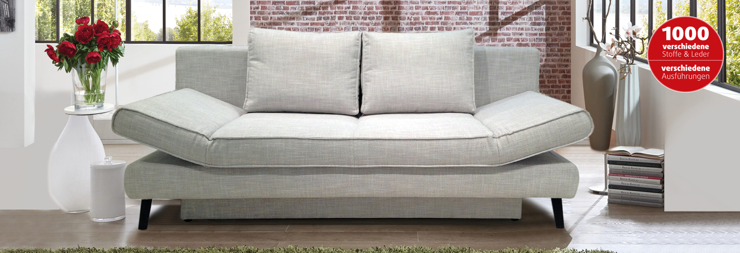 Modernes Wohnzimmer mit grauem Stoffsofa.