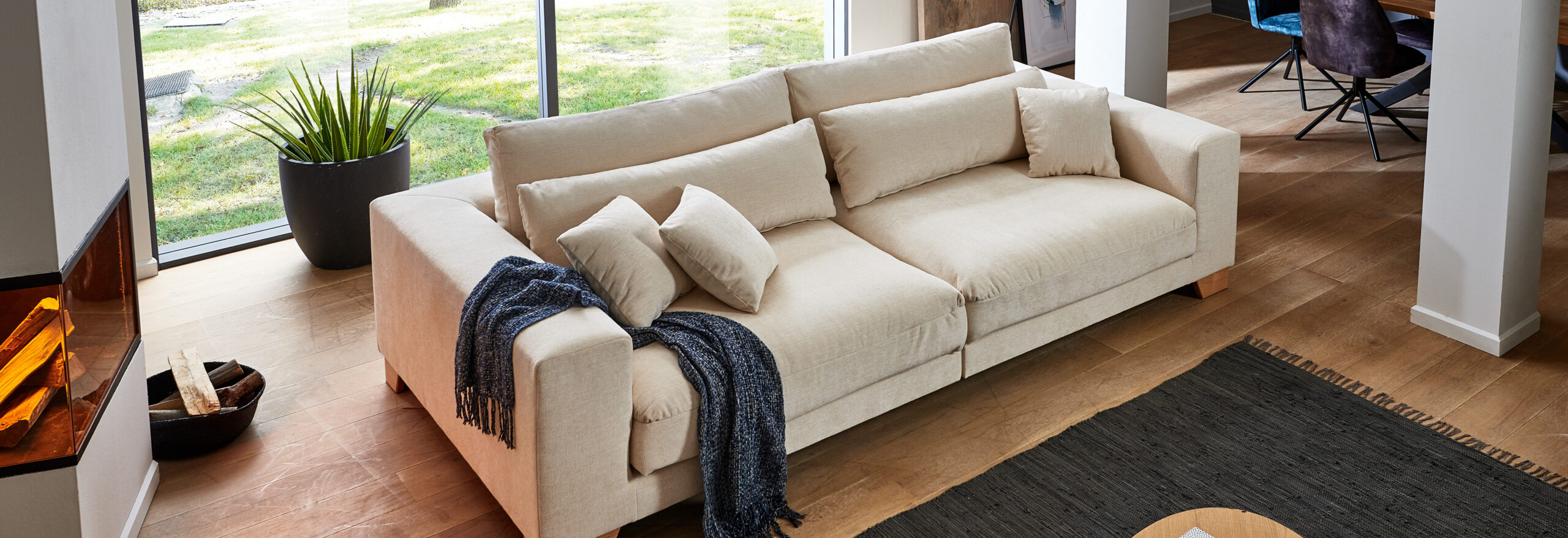 Gemütliches, modernes Wohnzimmer mit bequemem Sofa.