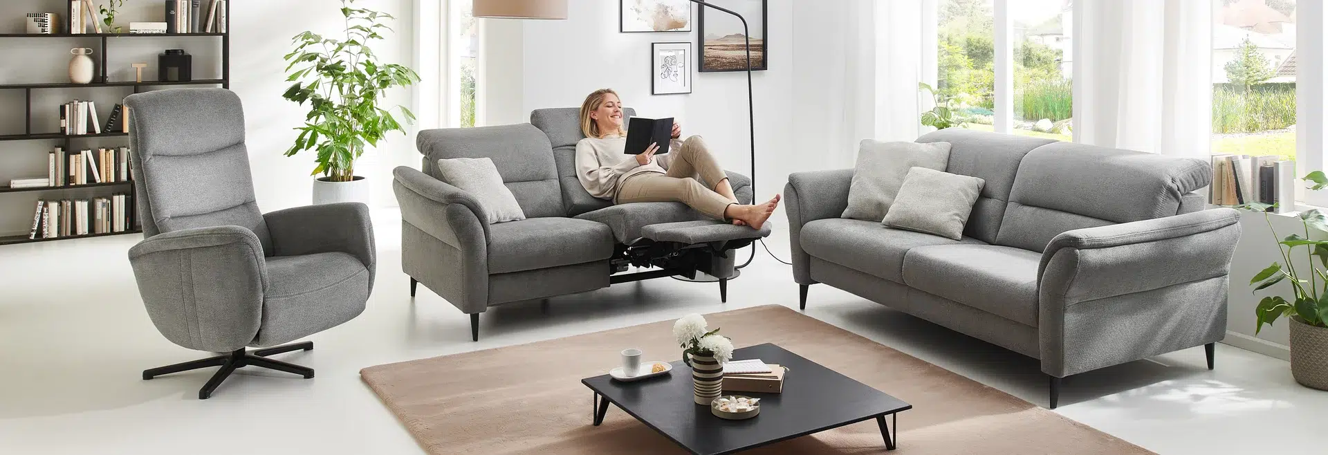 Gemütliches Wohnzimmer mit modernem Sofa und Sessel.