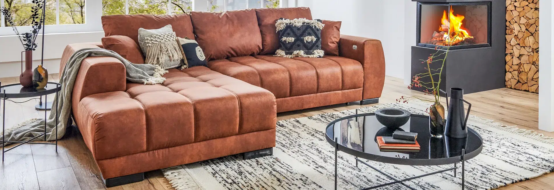 Kuschliges Sofa in gemütlichem Wohnzimmer.