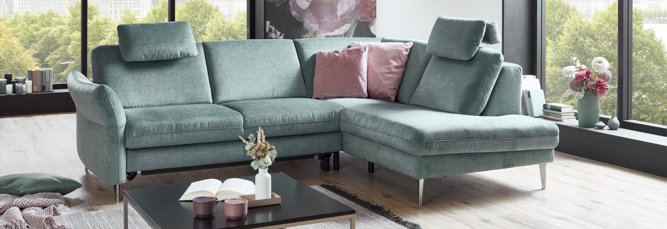 Elegantes Ecksofa mit Kissen in einem modernen Wohnzimmer.