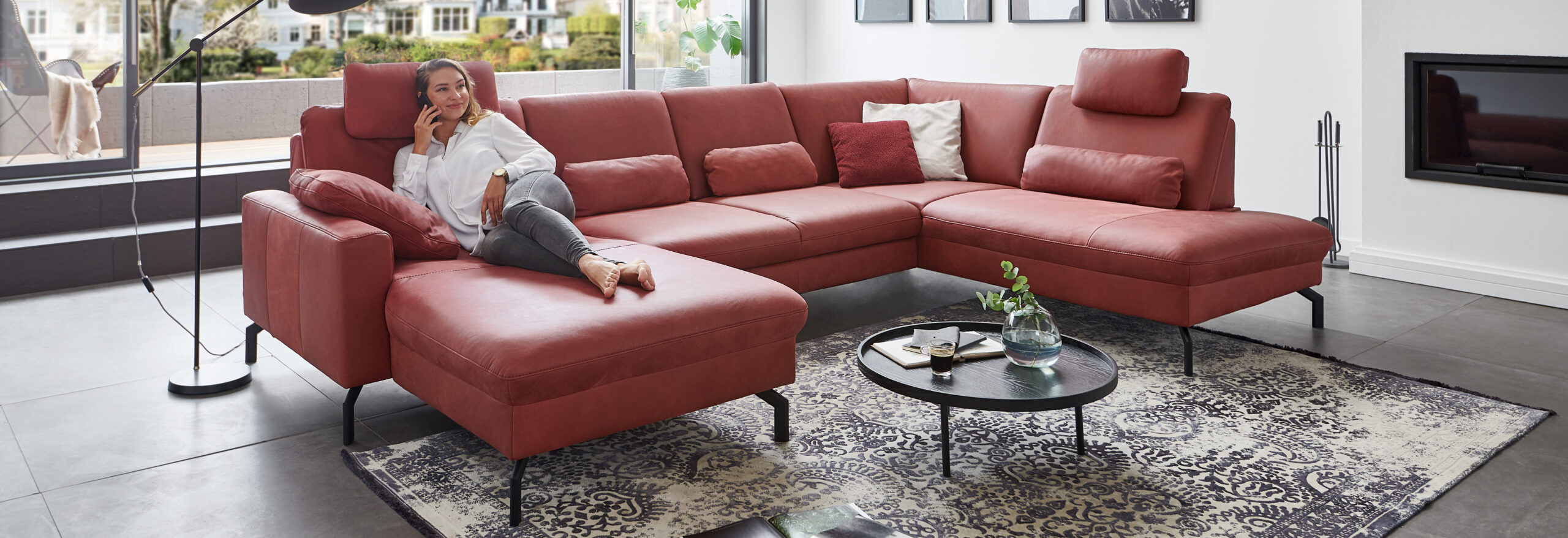 Gemütliches Sofa in einem modernen Wohnzimmer.