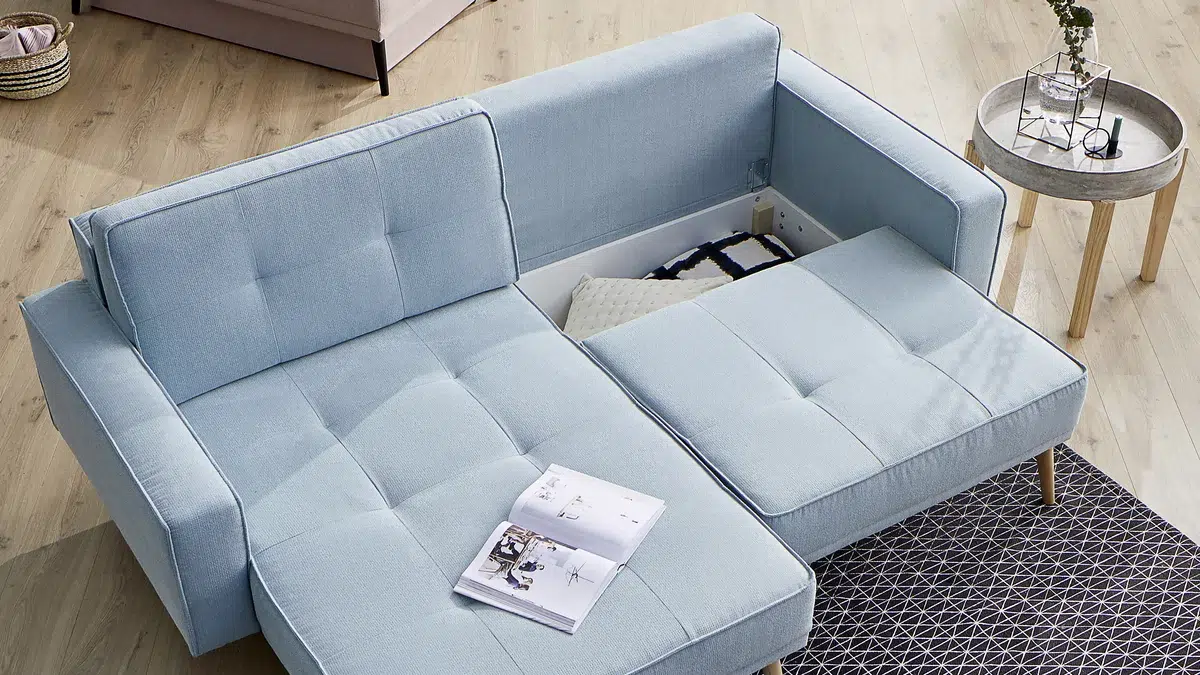 Hellgraues, gemütliches Sofa mit Staukasten