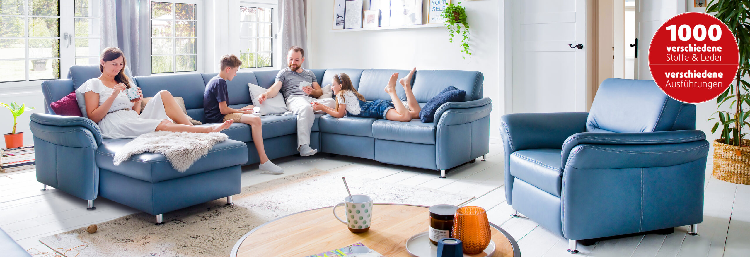 Familienszene in modischem Wohnzimmer