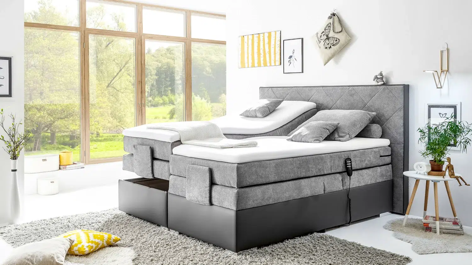 Modernes, gemütliches Schlafzimmer mit großen Fenstern.