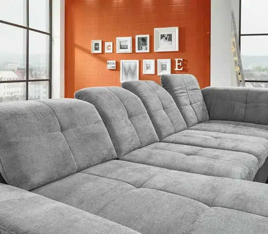 Gemütliches Wohnzimmer mit grauer Eckcouch.