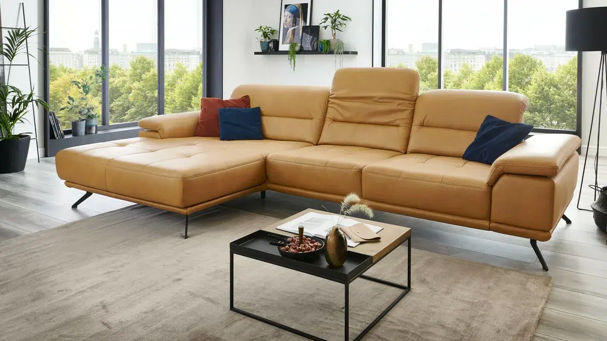 Gemütliches Sofa mit Blick auf Stadtraum.