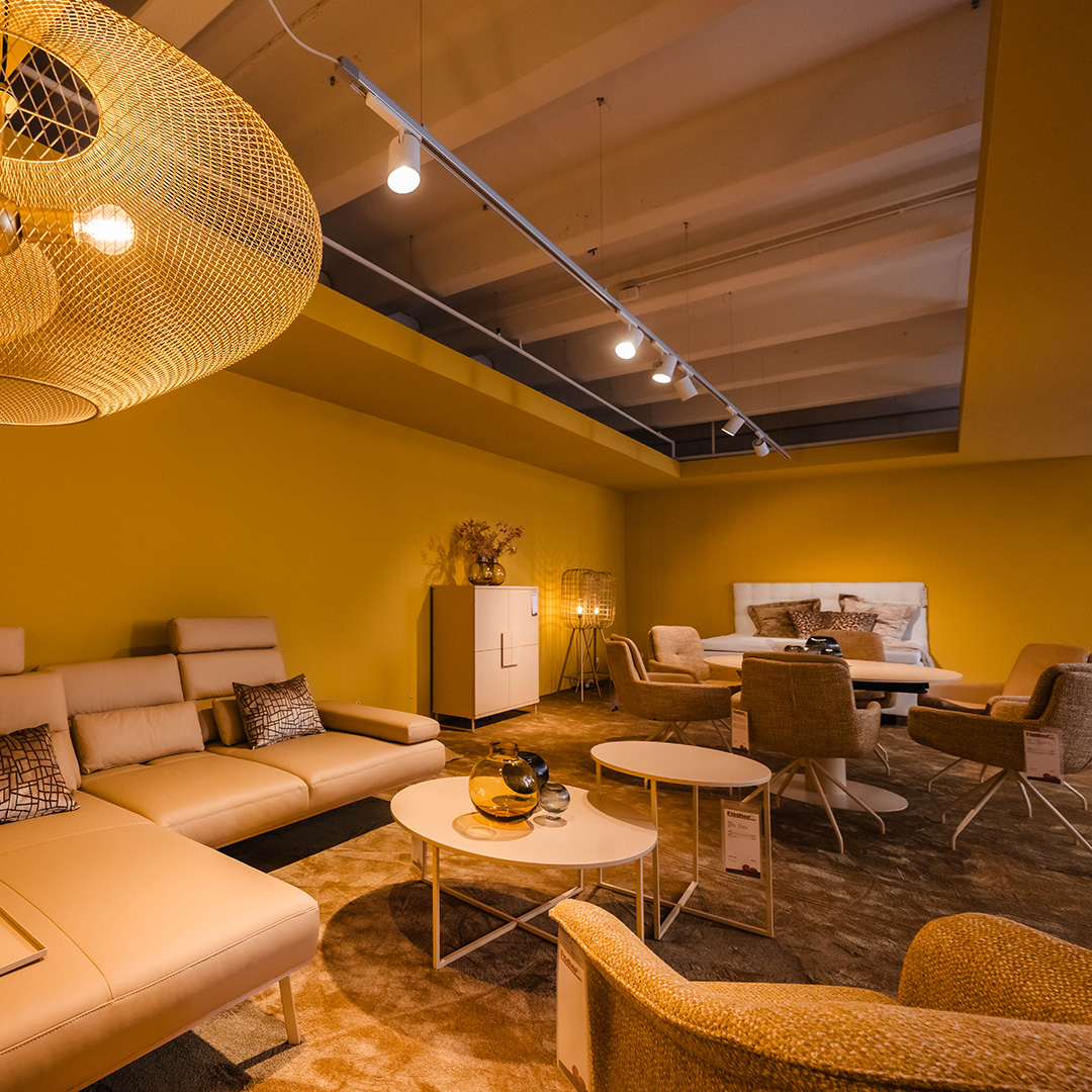 Polstermöbel Fischer Nürnberg: Wohnlandschaft in beigen Farbtönen mit Sofas, Sesseln, Couchtischen und stimmungsvoller Beleuchtung im Möbelhaus.