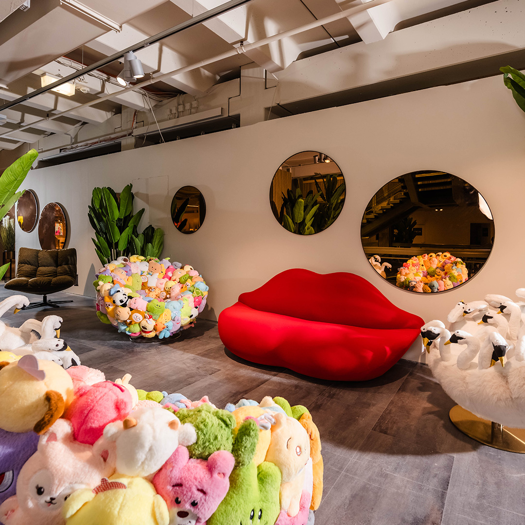 Design-Sofa in Lippenform und ausgefallene Sitzmöbel bei Polstermöbel Fischer Nürnberg in kreativer Ausstellungsumgebung.