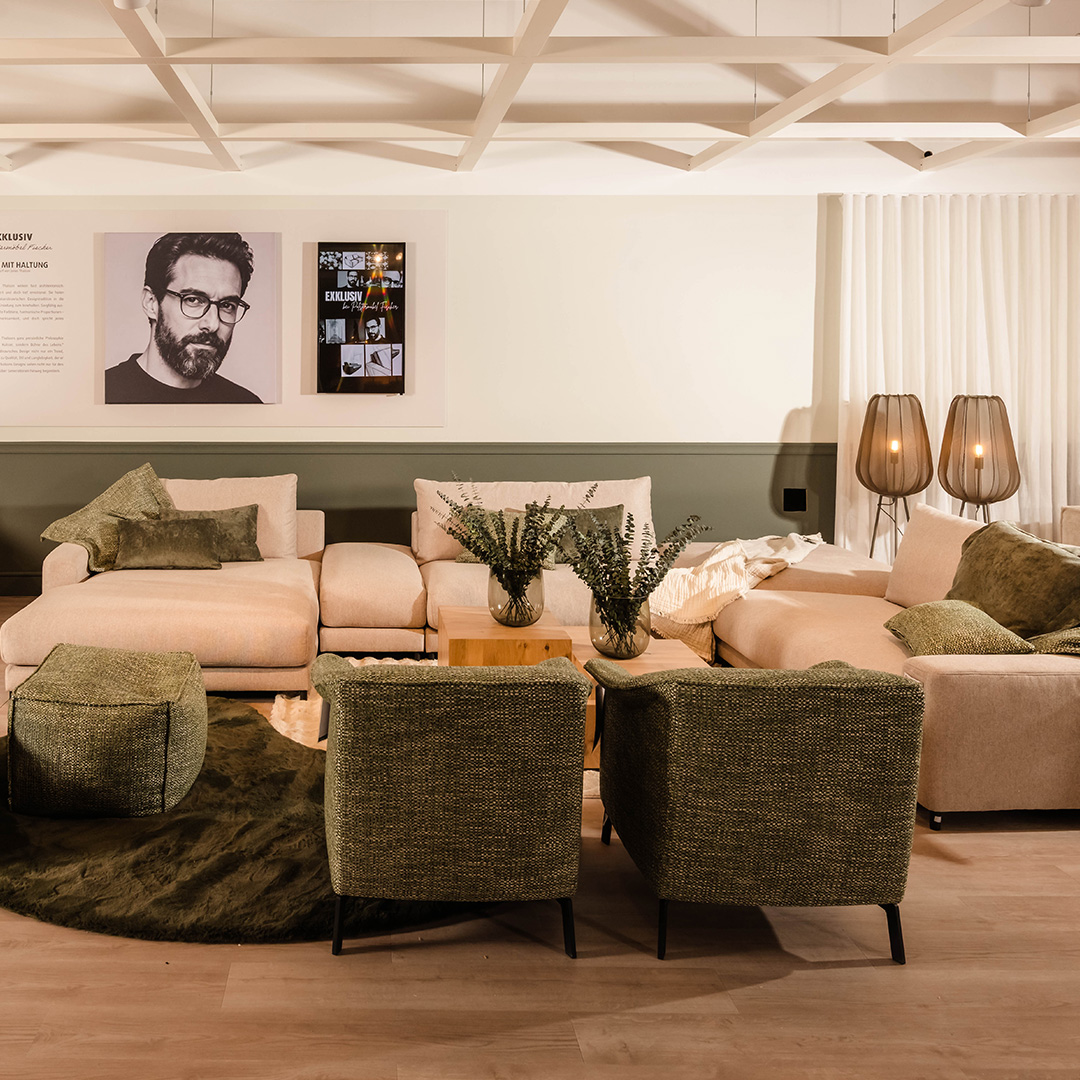 Wohnlandschaft und Sessel bei Polstermöbel Fischer Nürnberg in harmonischer Farbgestaltung mit gemütlicher Atmosphäre.“