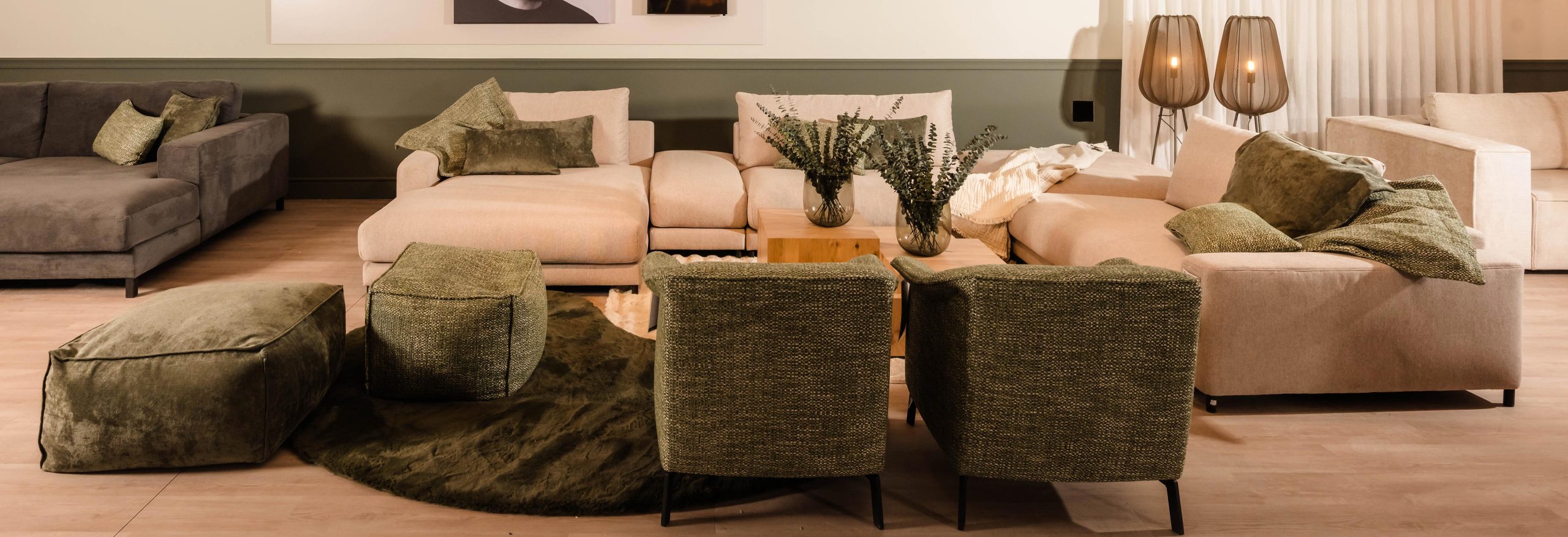 Große Sofa- und Wohnlandschaft-Ausstellung bei Polstermöbel Fischer Nürnberg mit modernen Stoffkombinationen.