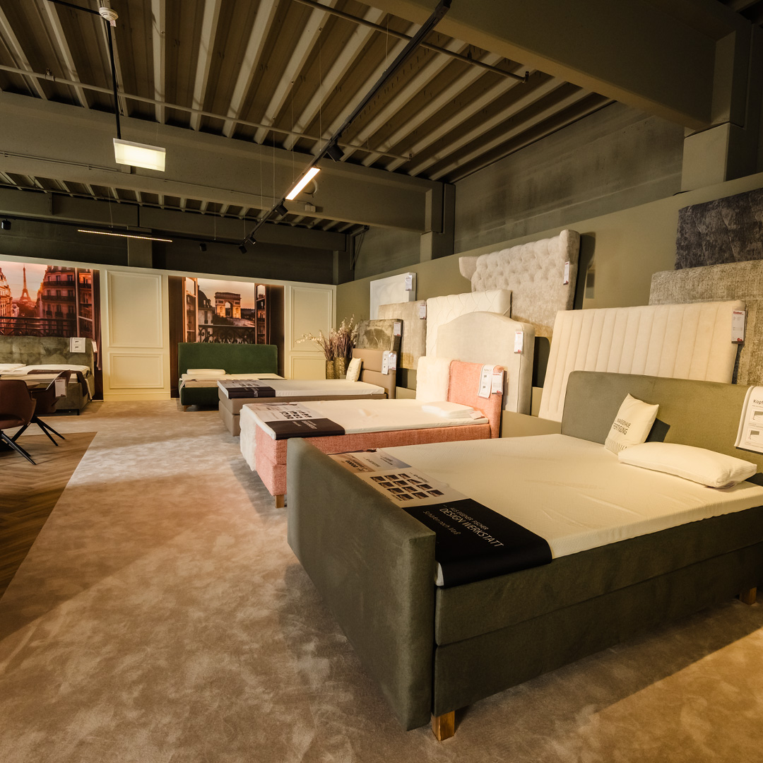 Boxspringbetten-Ausstellung bei Polstermöbel Fischer Nürnberg mit verschiedenen Betten, Kopfteilen und Stoffvarianten.