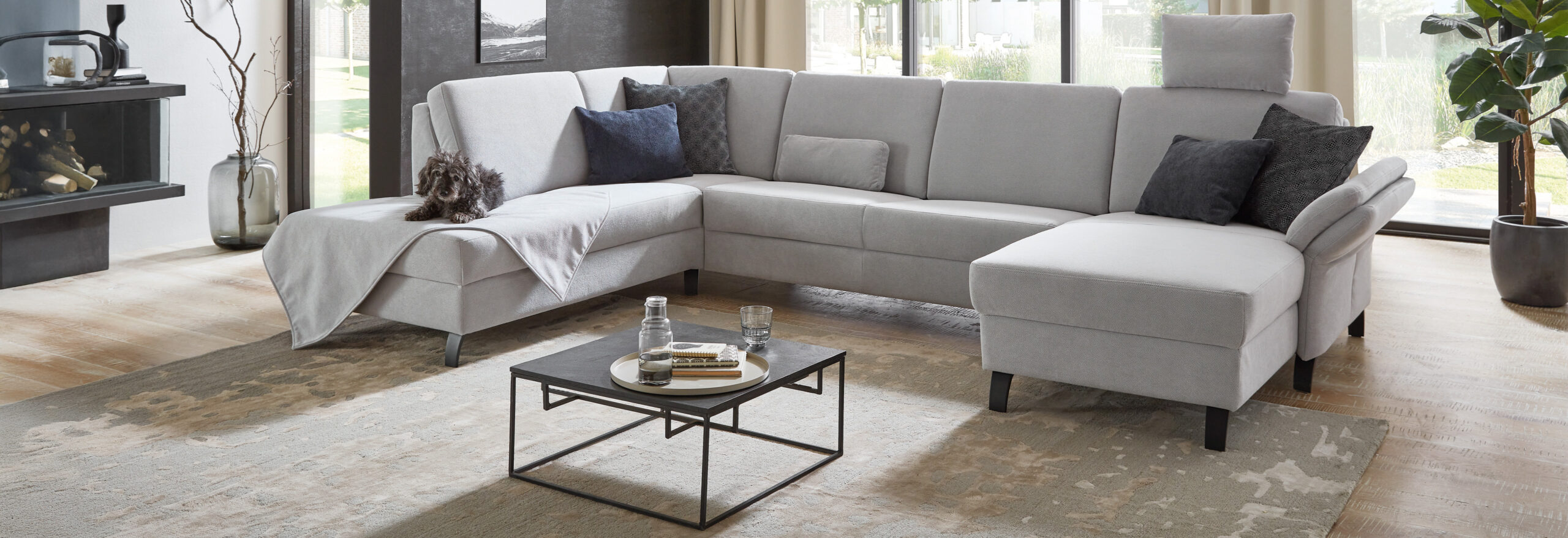 Design Sofa A113 mit Kopfstütze und klappbarer Armlehne