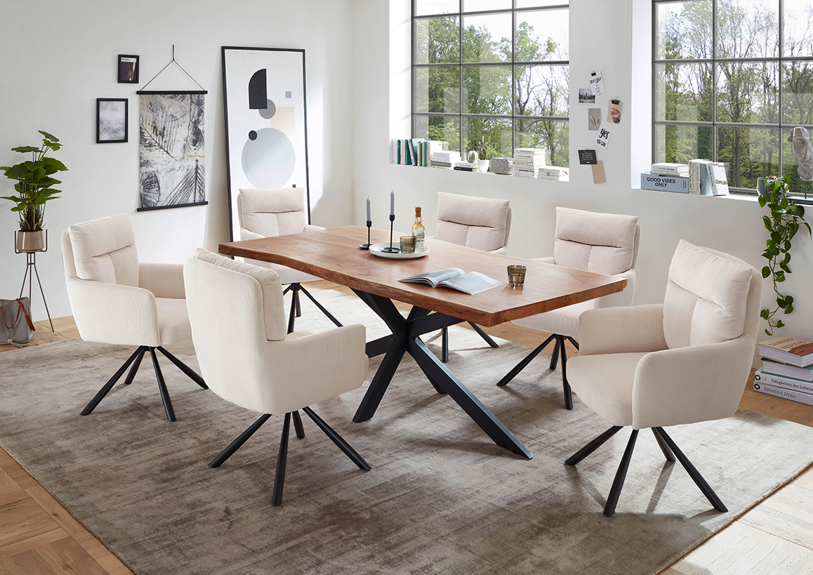 Moderne Essgruppe mit sechs beigefarbenen Polster-Drehstühlen und Massivholztisch auf großem Teppich in hellem Wohn-Esszimmer mit Wanddeko und großen Fenstern – Polstermöbel Fischer