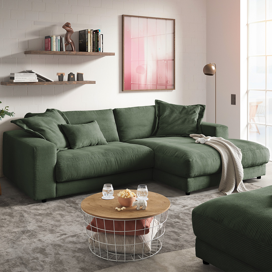 Grünes Cord-Ecksofa mit gemütlicher Liegefläche und weichen Rückenkissen in modernem Wohnzimmer – Polstermöbel Fischer