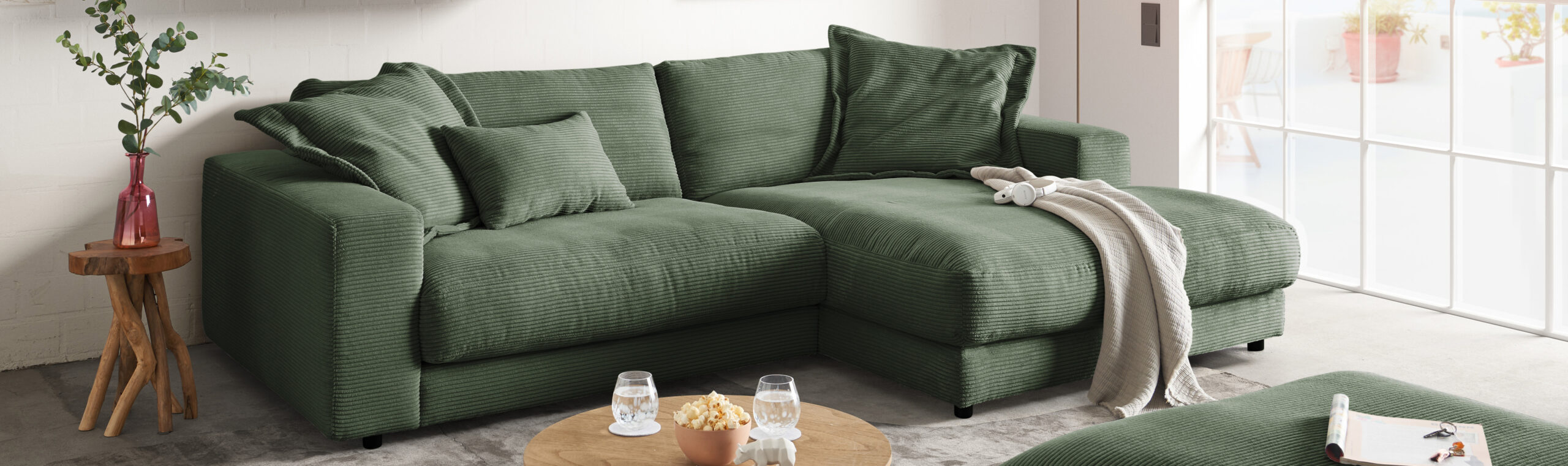 Großes Ecksofa aus grünem Cordstoff mit Ottomane und gemütlicher Polsterung – Lounge-Sofa von Polstermöbel Fischer