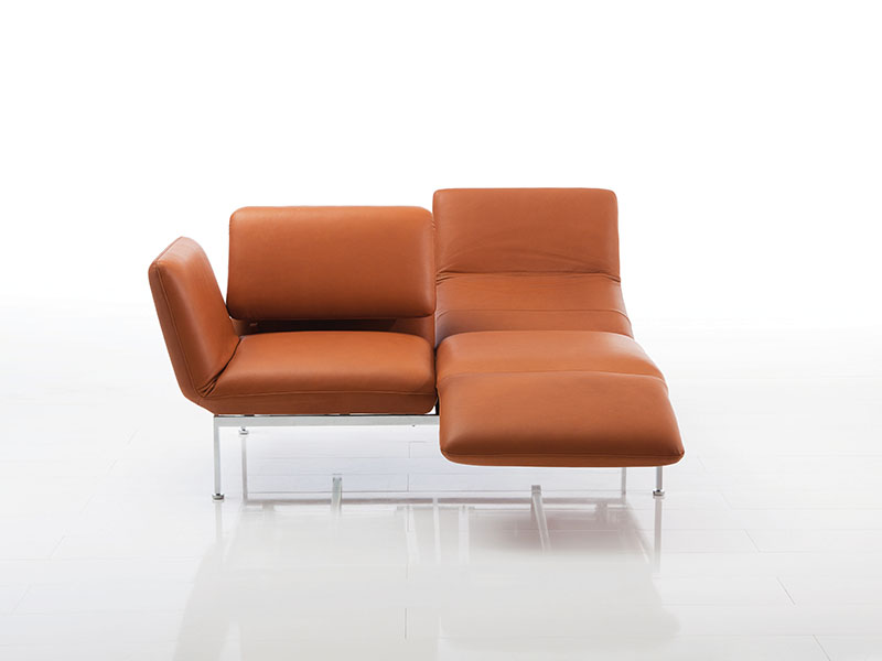 Zweisitziges multifunktionales Sofa RO123 in Leder mit ausgeklappter Liegefunktion in modernem Design.
