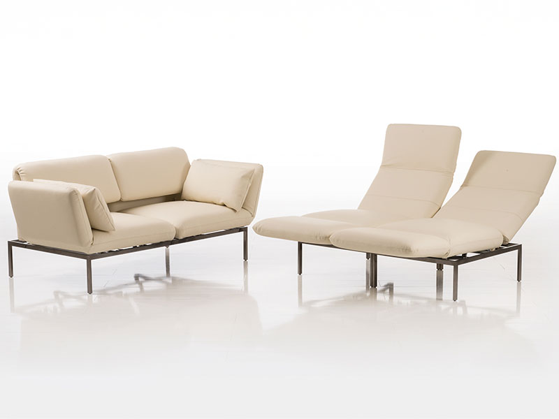 Sofa RO123 als wandelbares Multifunktionssofa – links als Zweisitzer, rechts mit voll ausgeklappter Relaxposition.