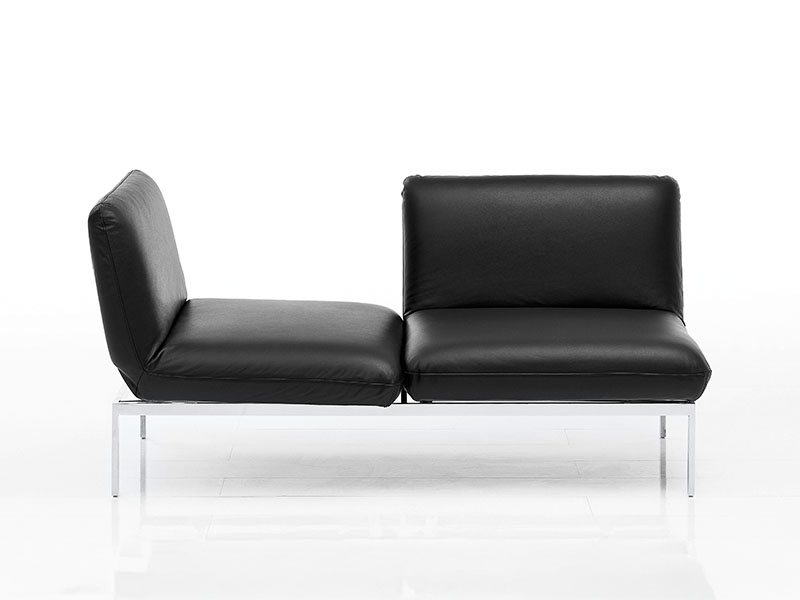 Kompaktes Sofa RO123 in schwarzem Leder mit modernem Chromgestell und verstellbarer Rückenlehne.