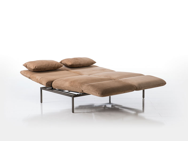 Sofa RO123 in flacher Liegeposition mit großzügiger Schlaffunktion und weichem Bezug – ideal als Gästebett.