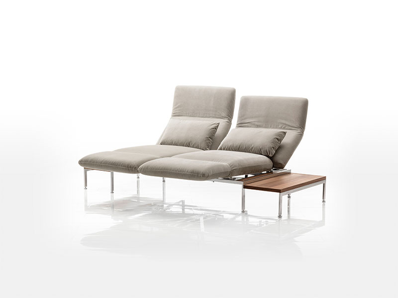 Multifunktionssofa mit zwei Relaxsitzen und integrierter Ablagefläche – moderne Kombination aus Funktion und Design.