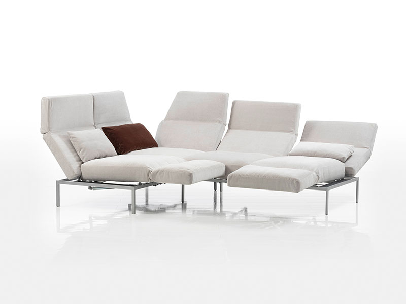 Großzügiges Ecksofa RO123 mit vier verstellbaren Sitzmodulen und individuell anpassbarer Liegefunktion.