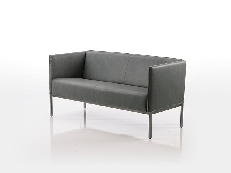 Kompaktes Einzelsofa RO123 in grauem Leder mit aufgestellter, stufenlos verstellbarer Seitenlehne – minimalistisches Design für kleine Räume.