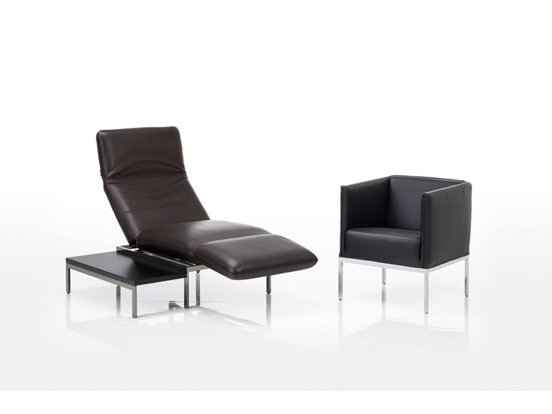 Relaxsessel und kompakter Clubsessel aus Leder und gleichem Modellprogramm – ideal kombinierbar mit Sofa RO123 für stilvolle Wohnlösungen.