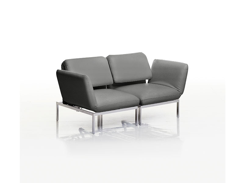 Sofa in Grau mit mehrfach verstellbaren Arm- und Rückenlehnen – kompakt und flexibel zugleich.