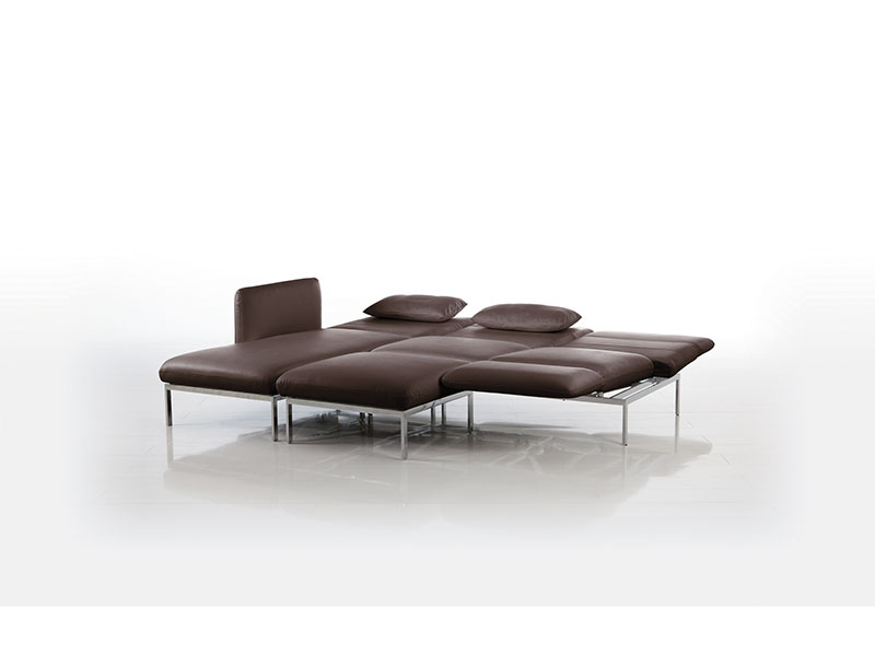 Sofa RO123 als großflächige Liegewiese in braunem Leder – ideal für entspanntes Liegen oder als Gästebett.