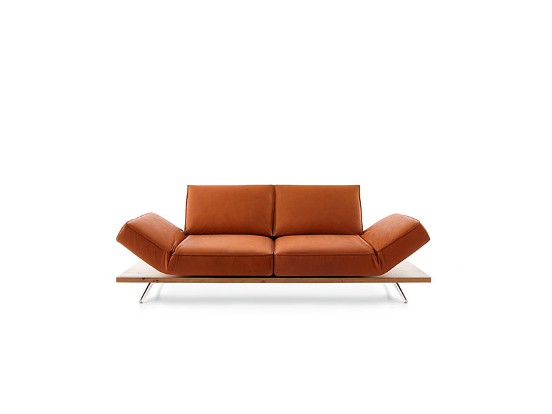 Sofa NE9 mit angewinkelten Armlehnen - diese sind stufenlos einstellbar