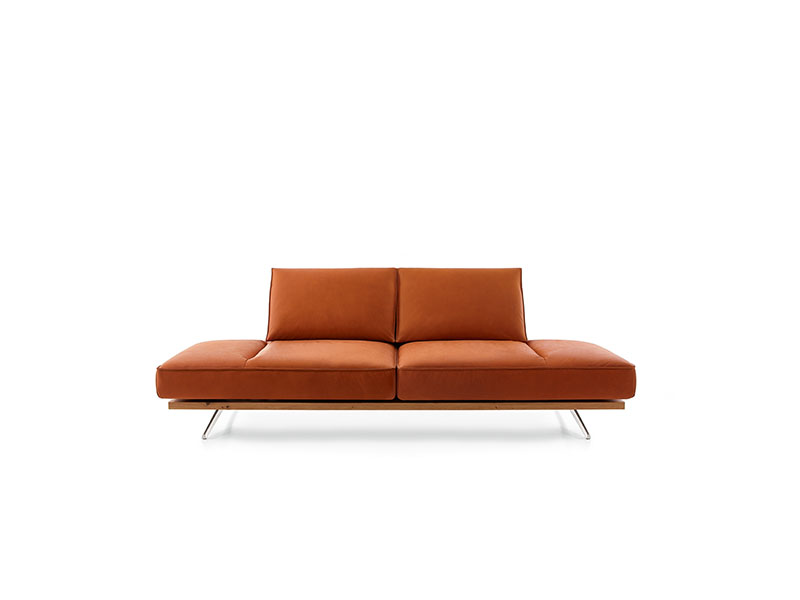 Sofa mit ausgeklappten Armlehnen - die Sitzfläche wird verbreitert.