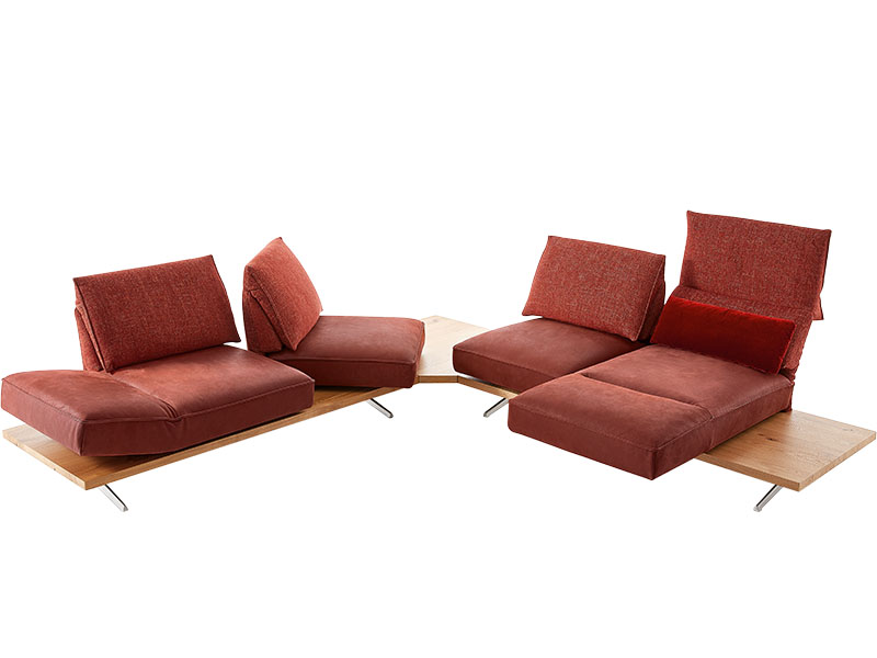 Familiensofa mit drehbaren Sitzelementen und Funktionslehnen - mit optionalem Drehstopp können die Drehelemente in der gewählten Position fixiert werden.