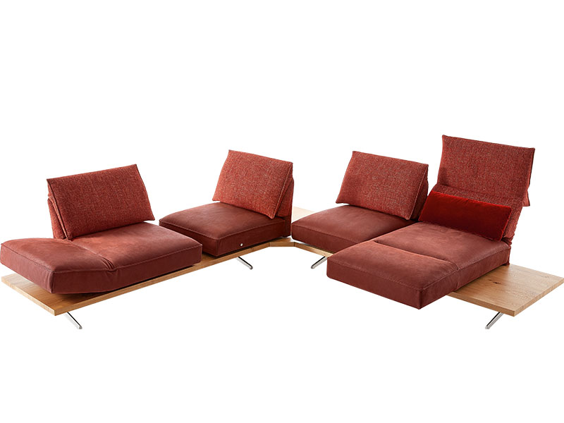 Familiensofa mit drehbaren Sitzelementen und Funktionslehnen