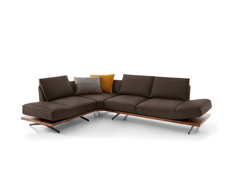 Ecksofa NE9 - stilvolle Familiencouch mit angewinkelten Armlehnen - Schwertkufen und Plateau in Wildnussbaum furniert