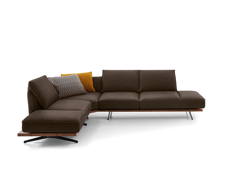 Ecksofa NE9 - stilvolle Familiencouch mit Schwertkufen und Plateau in Wildnussbaum furniert