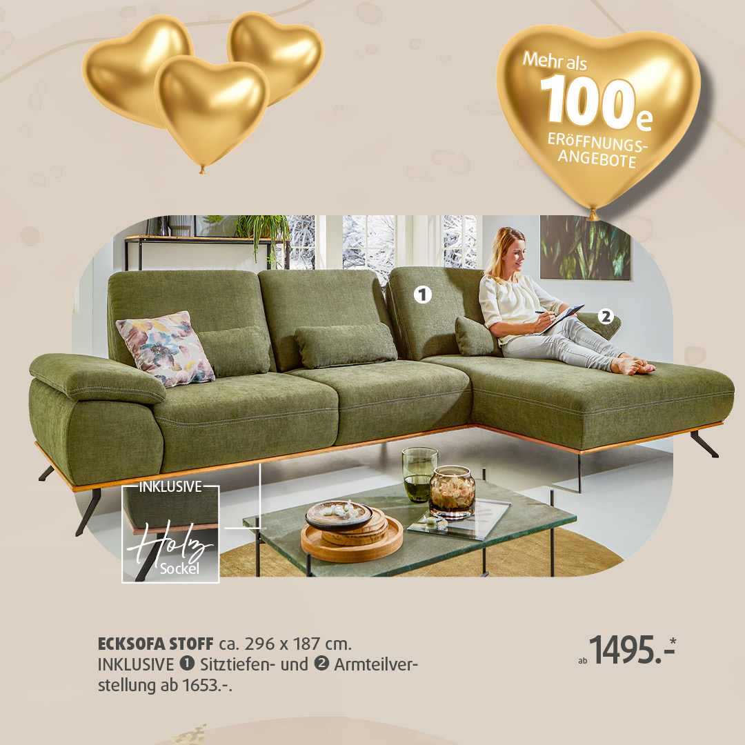 Grünes Stoff-Ecksofa mit Holzsockel, Sitztiefen- und Armteilverstellung, ca. 296×187 cm – Eröffnungsangebot bei Polstermöbel Fischer ab 1.495 €.