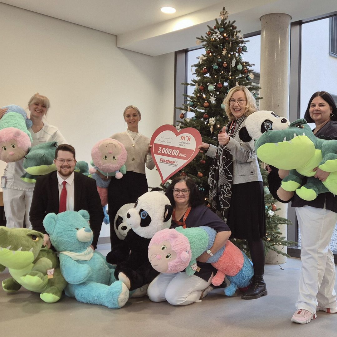 Spendenübergabe von Polstermöbel Fischer an die München Klinik mit Kuscheltieren und Spendenscheck über 3.000 Euro zur Weihnachtszeit
