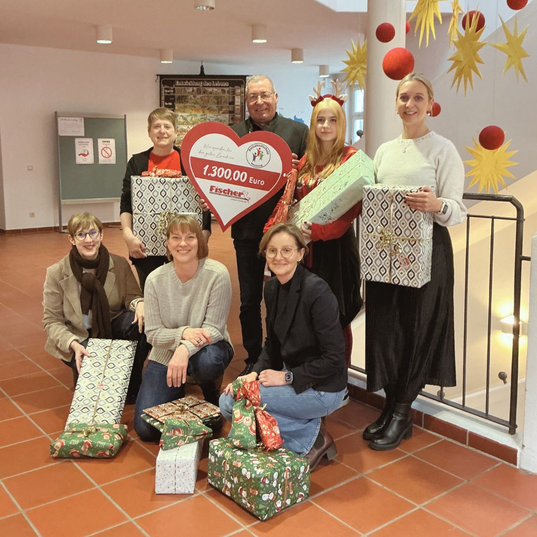 Polstermöbel Fischer unterstützt die Pestalozzischule Neuötting mit einer Spende über 1.300 Euro und liebevoll verpackten Geschenken