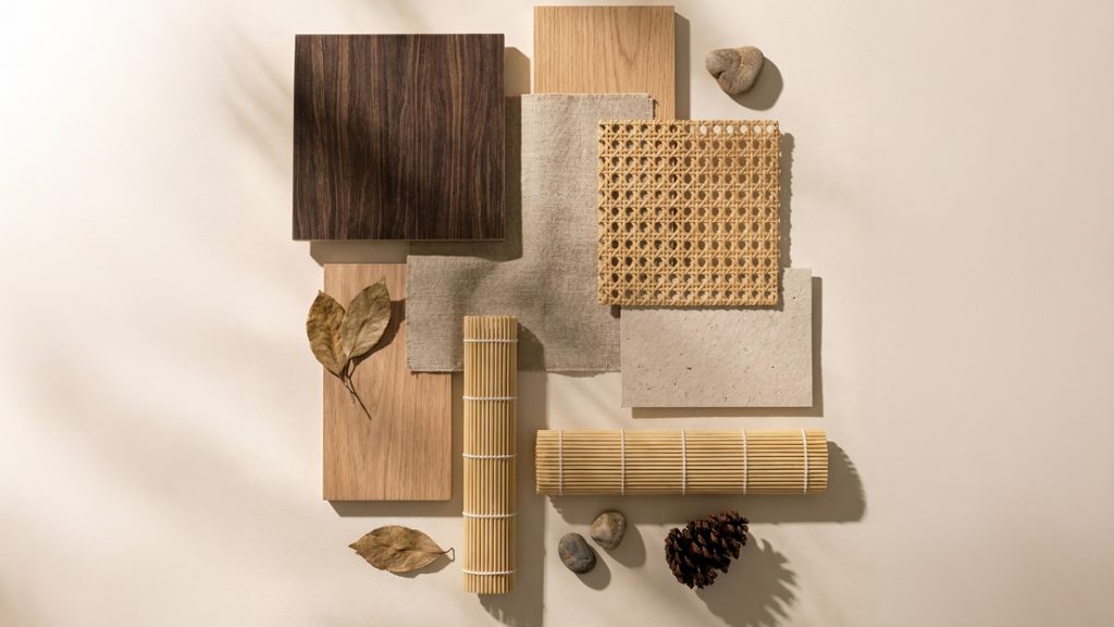 Materialcollage aus Holz, Stoff, Rattan und Naturstein – Interior Trend 2026 mit nachhaltigen Materialien für modernes Wohnen