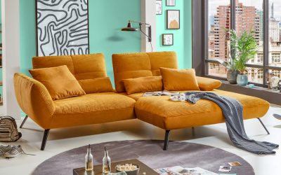 Gemütliche Wohnlandschaft aus goldgelbem Cord mit verstellbaren Rückenteilen – ideales Sofa für entspannte Abende im trendigen City-Apartment.